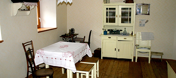 IMG_3201-Rekonstruksija-delavskega-stanovanja-v-Kasarni-JPG_leter