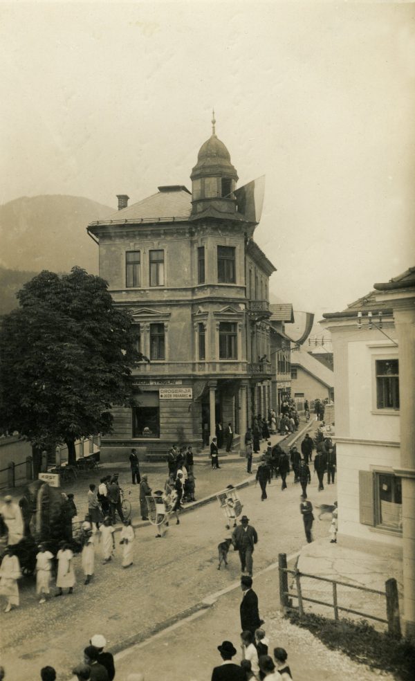 Zgodovinski sprevod Jesenice nekdaj in sedaj ob počastitvi imenovanja trga Jesenice za mesti, 23. junij 1929, hrani Dušan Prešern, fototeka GMJ