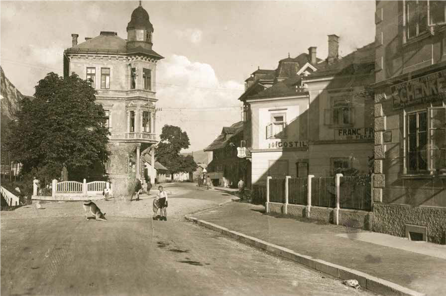 Gosposvetska cesta s Hotelom Triglav v ozadju. Foto Fran Pavlin, okoli leta 1930, Fototeka Gornjesavskega muzeja Jesenice